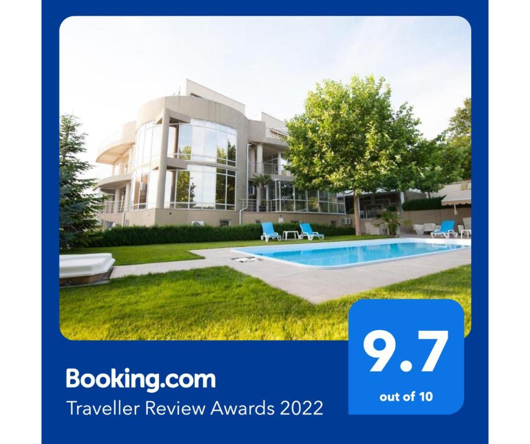 Bruxelles Guesthouse Крайова Екстериор снимка