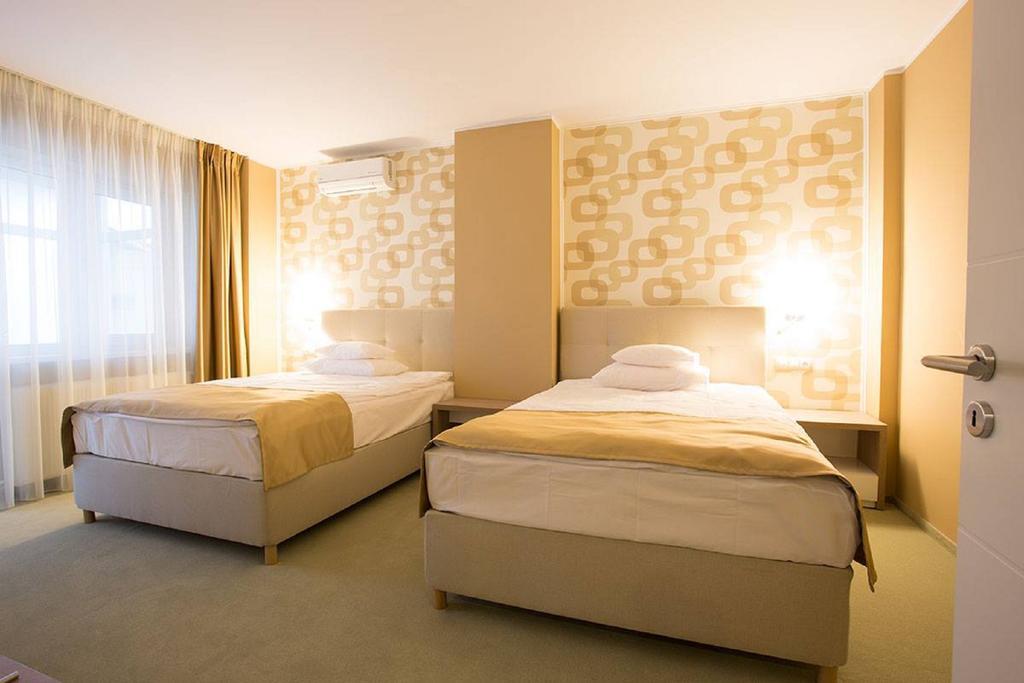 Bruxelles Guesthouse Крайова Екстериор снимка