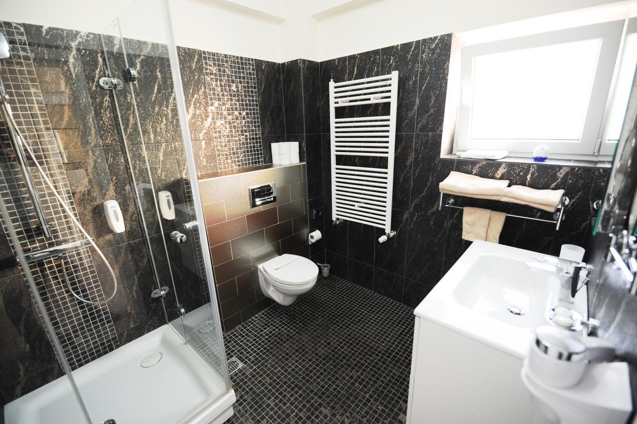 Bruxelles Guesthouse Крайова Екстериор снимка