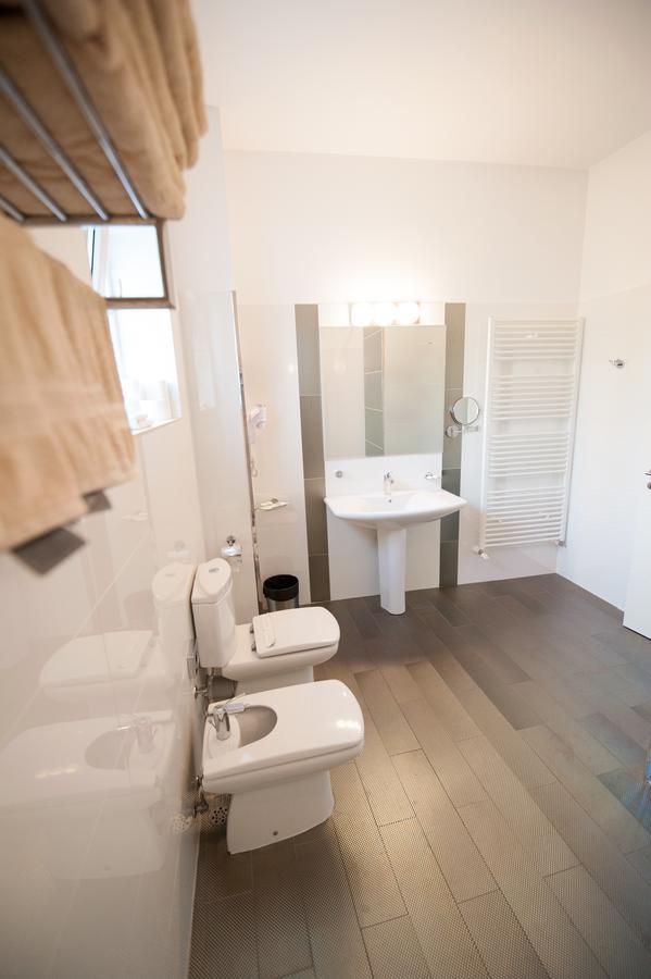 Bruxelles Guesthouse Крайова Екстериор снимка