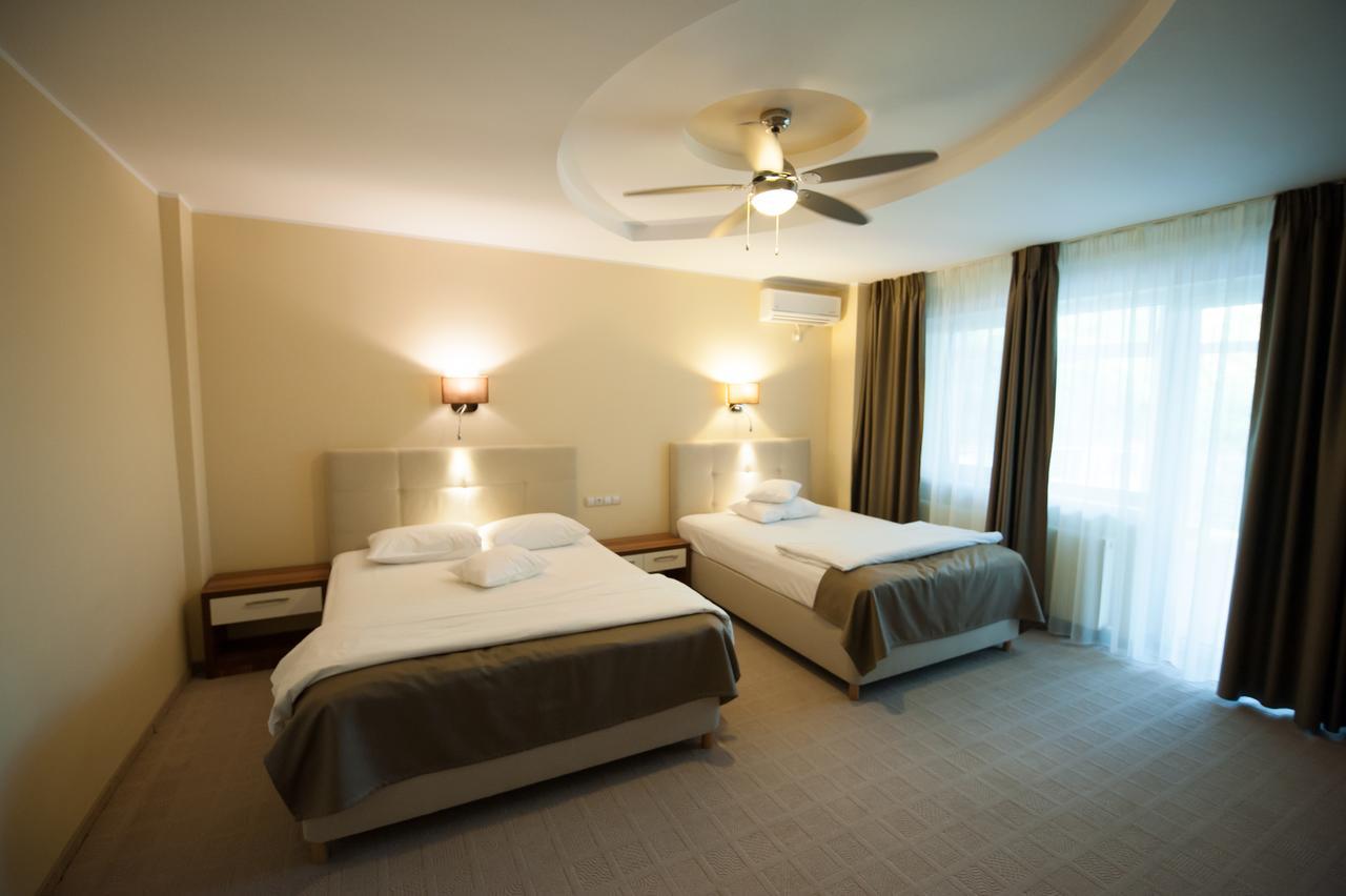 Bruxelles Guesthouse Крайова Екстериор снимка