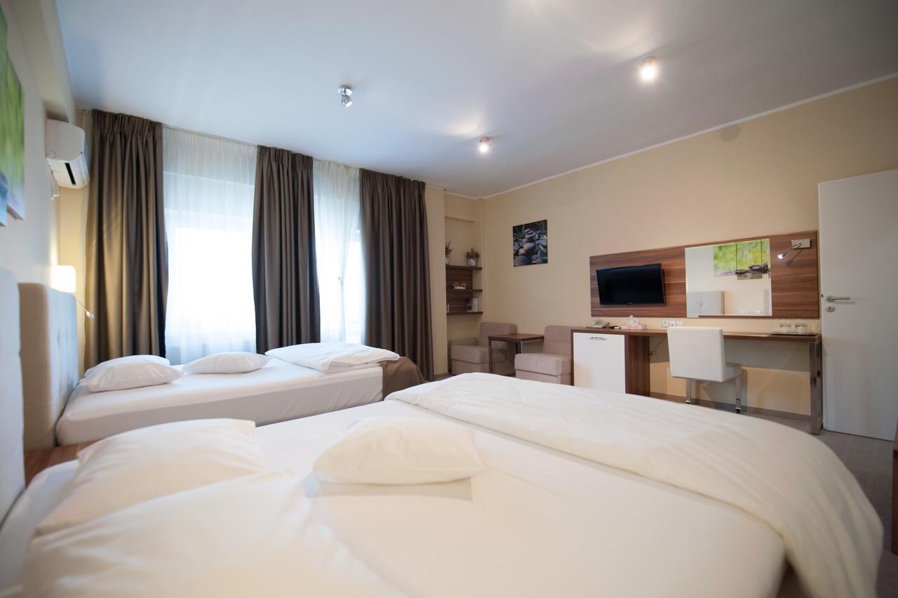 Bruxelles Guesthouse Крайова Екстериор снимка