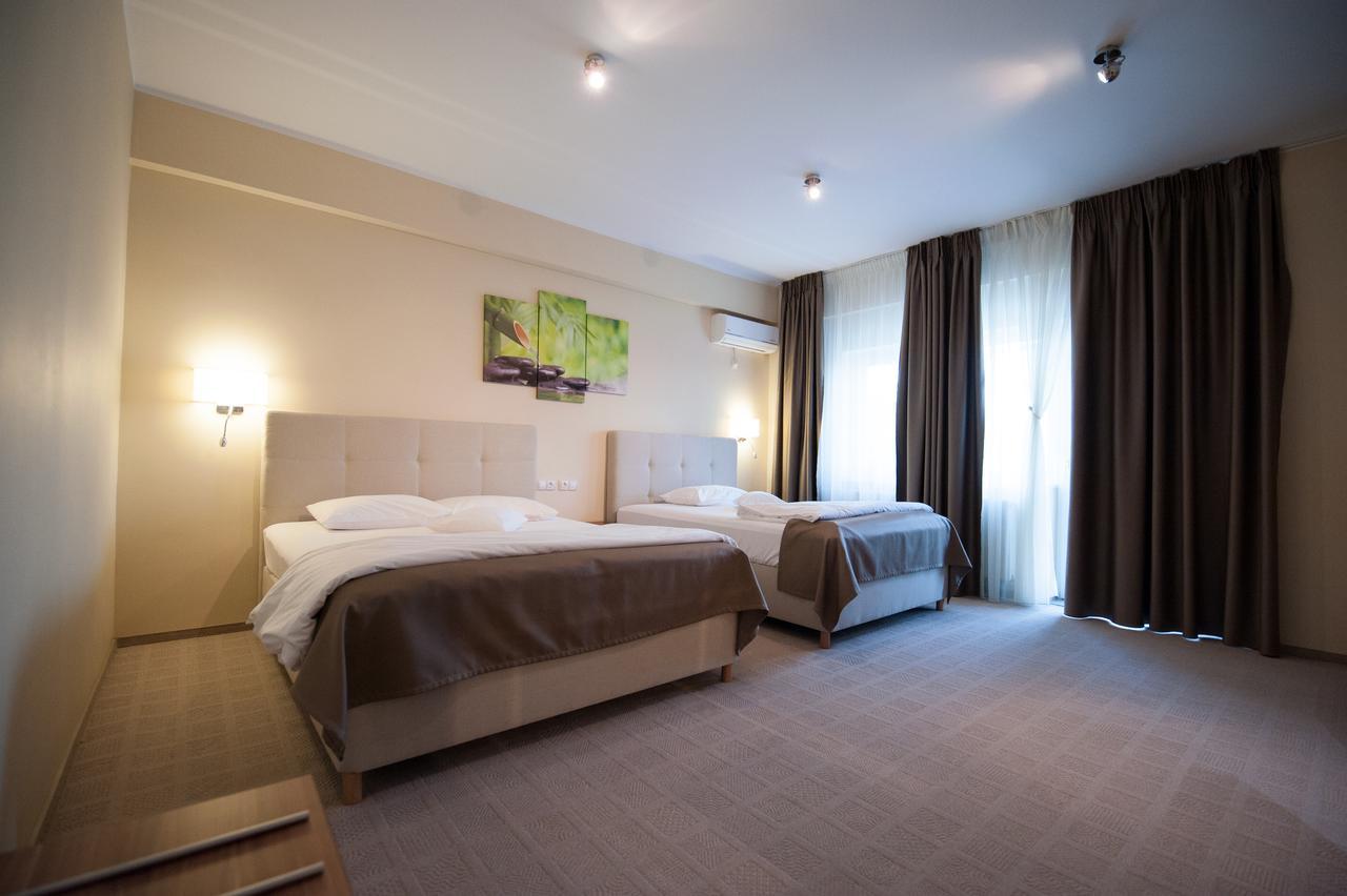 Bruxelles Guesthouse Крайова Екстериор снимка