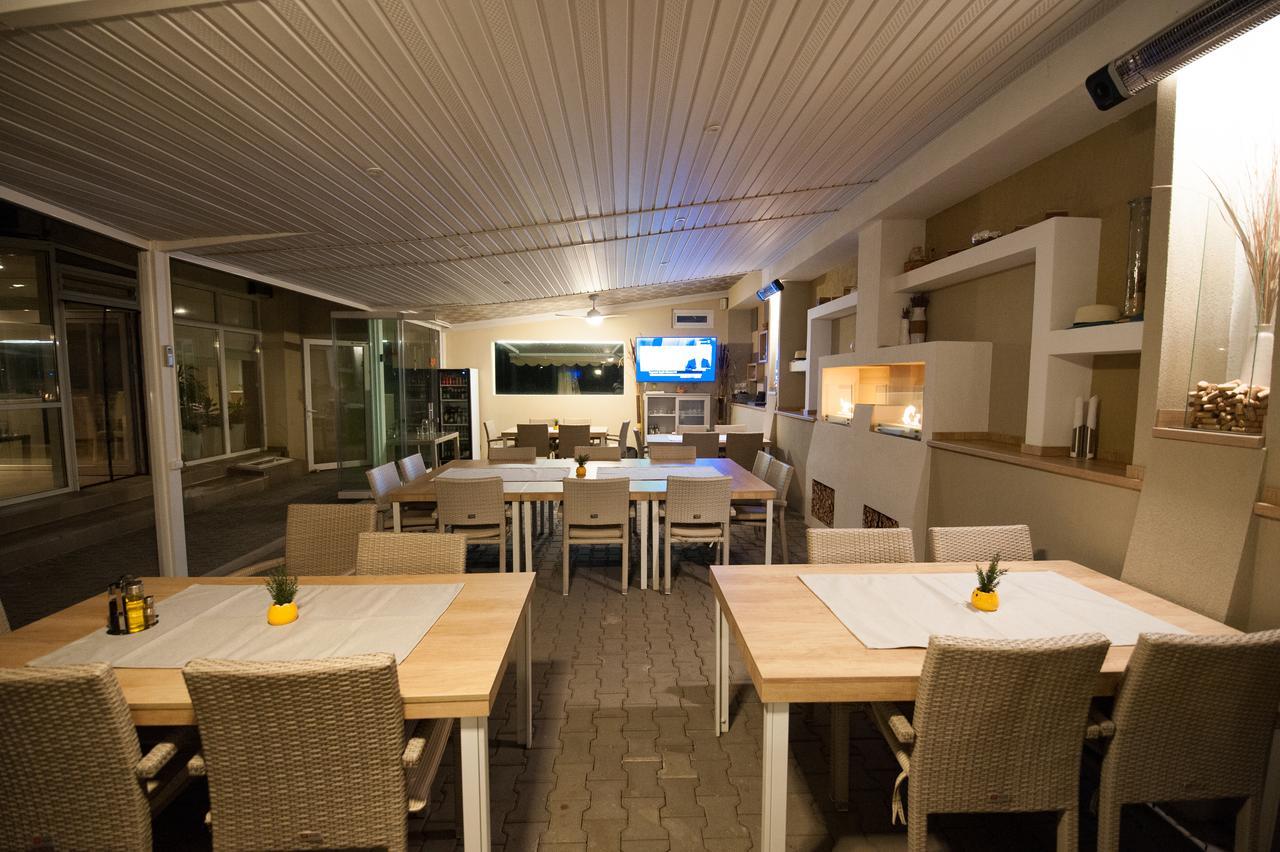 Bruxelles Guesthouse Крайова Екстериор снимка