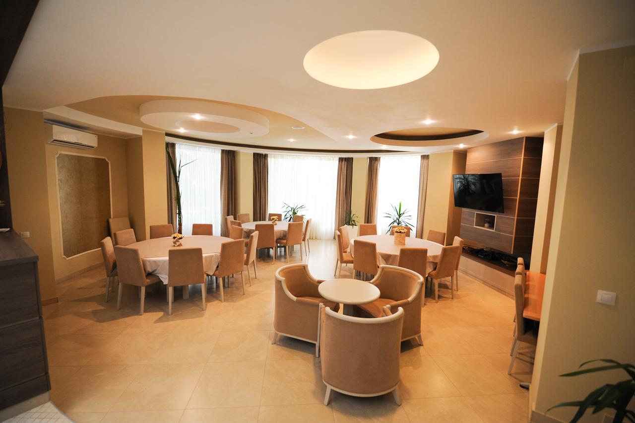 Bruxelles Guesthouse Крайова Екстериор снимка